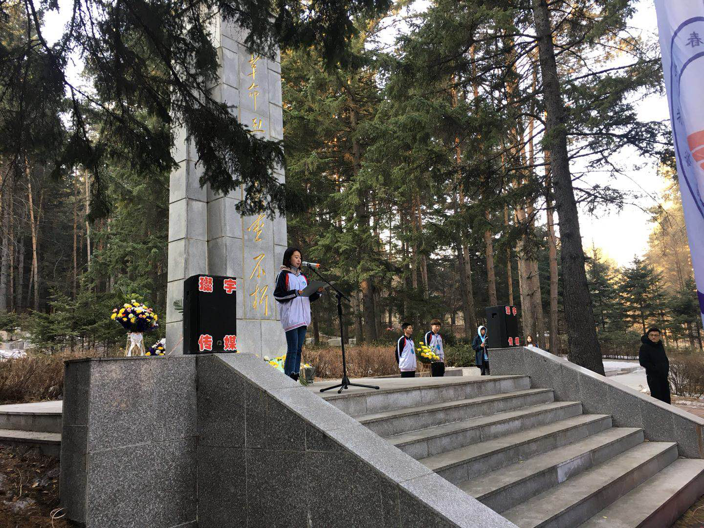 緬懷革命先烈，弘揚革命精神------醫(yī)學技術學院開展清明節(jié)烈士掃墓活動