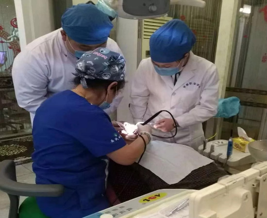 課間見習(xí)中的口腔班學(xué)生