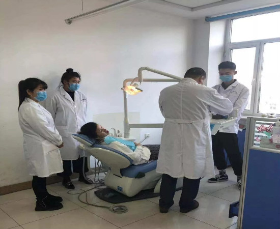課間見習(xí)中的口腔班學(xué)生
