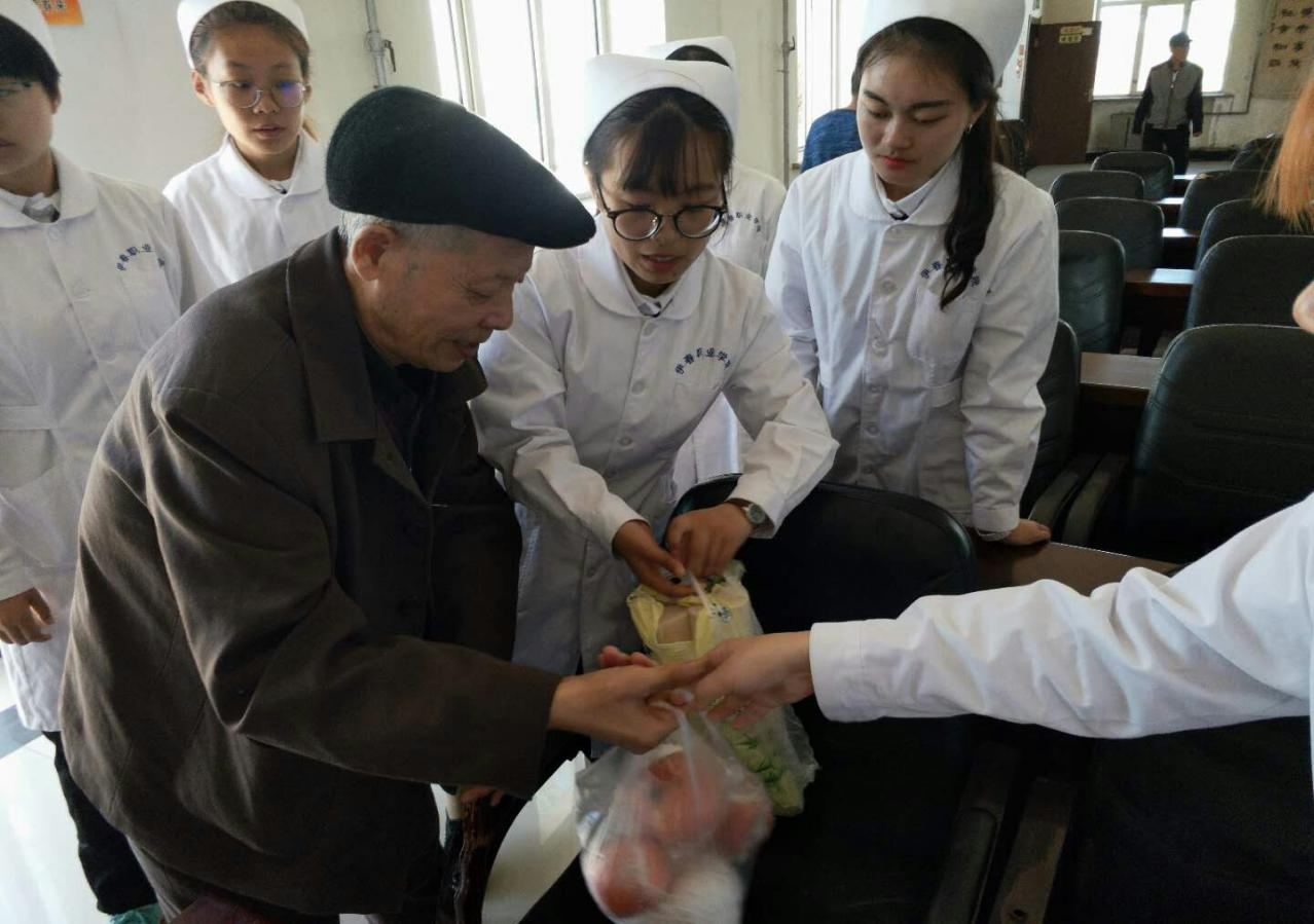 醫(yī)學技術(shù)學院涉外護理班開展“用行動給予關(guān)懷、用服務(wù)獻予愛心”主題公益活動