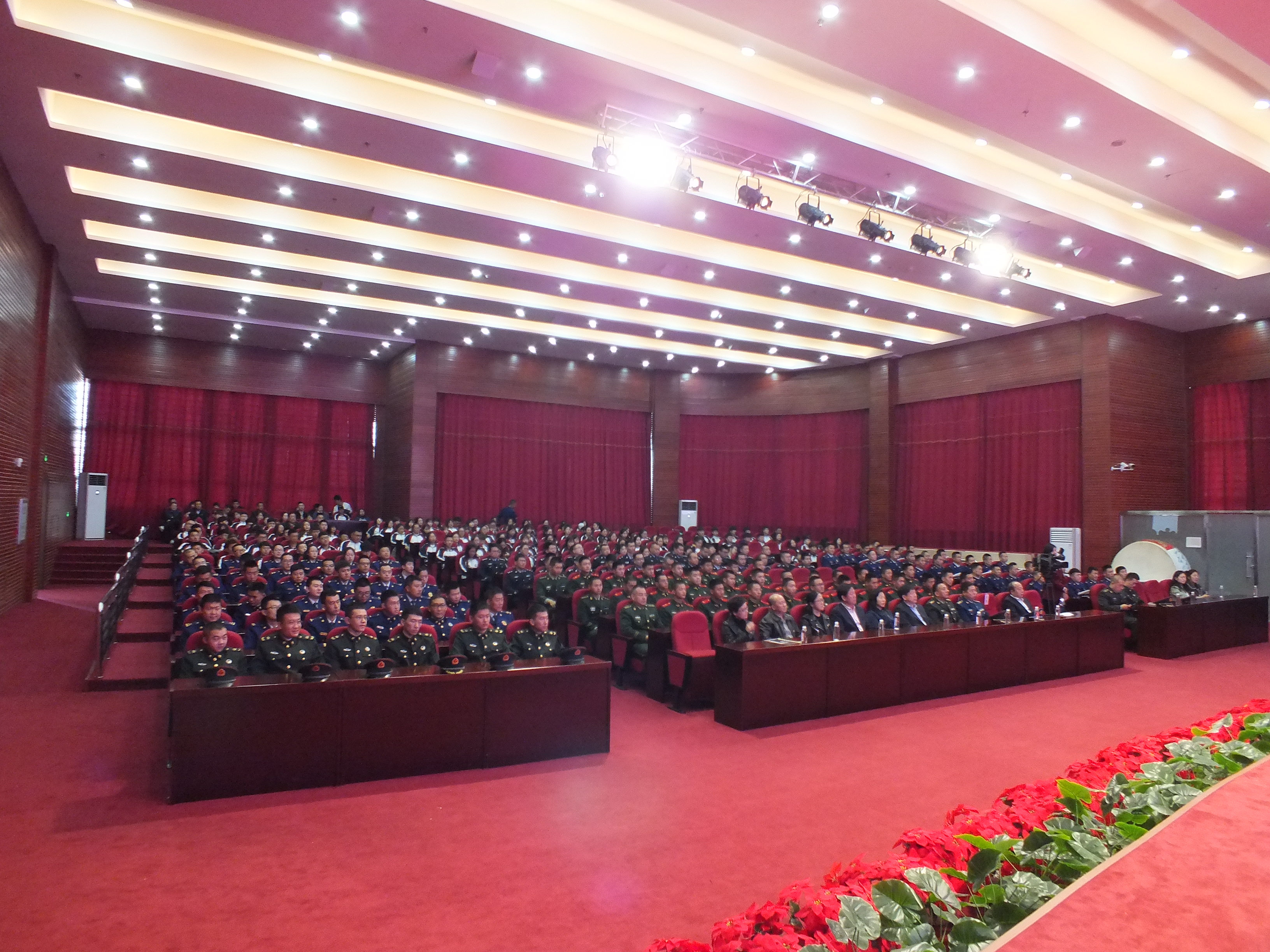 參加新中國70周年閱兵女兵方隊李玲玲同學(xué)載譽(yù)返校