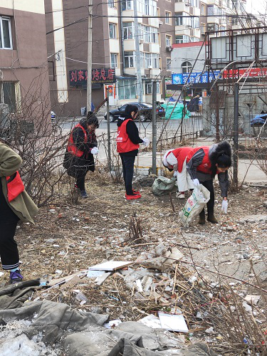 伊春職業(yè)學(xué)院醫(yī)學(xué)技術(shù)學(xué)院師生開(kāi)展學(xué)雷鋒活動(dòng)