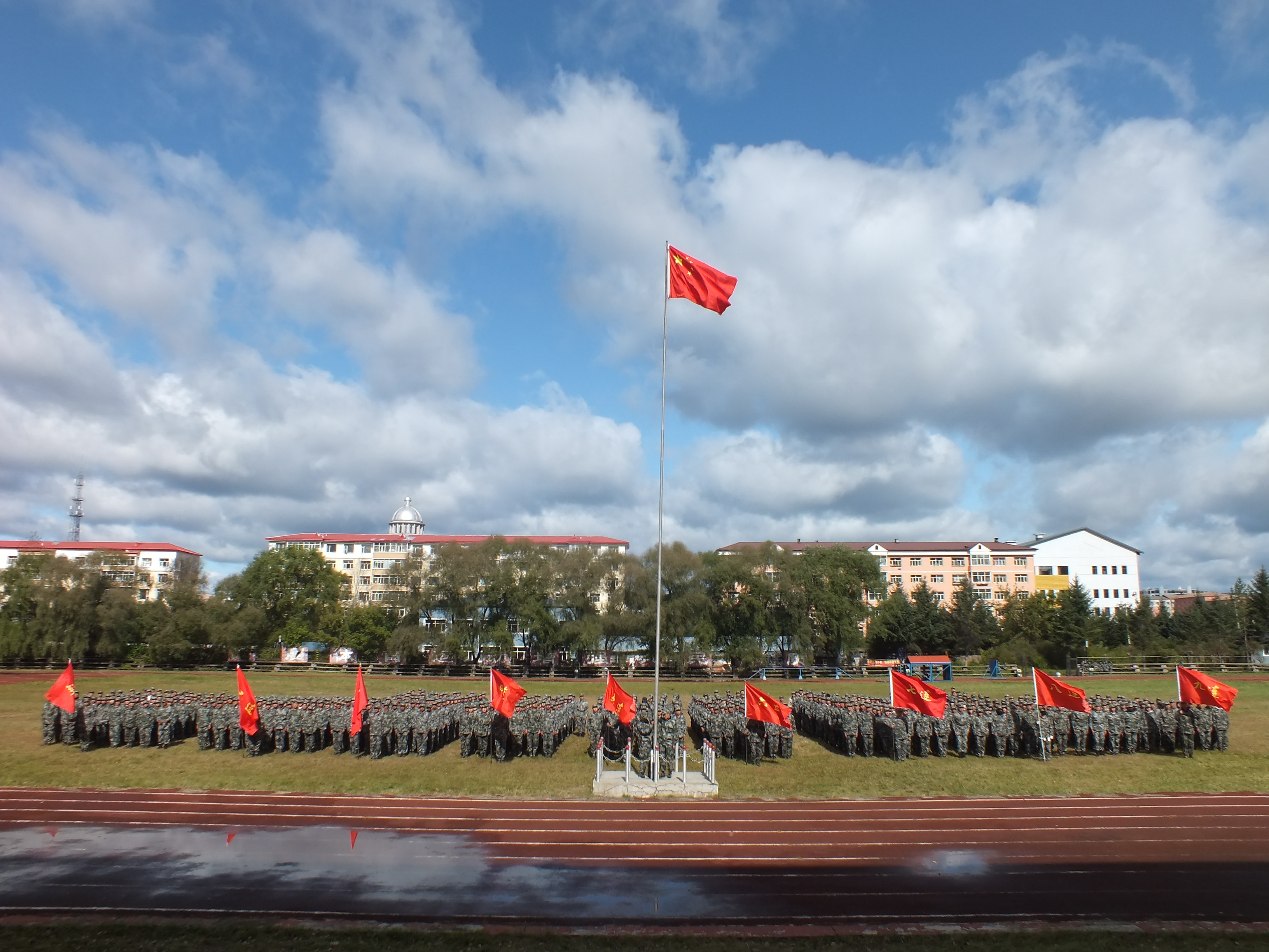 我校舉行紀(jì)念“九一八”事變88周年升旗儀式