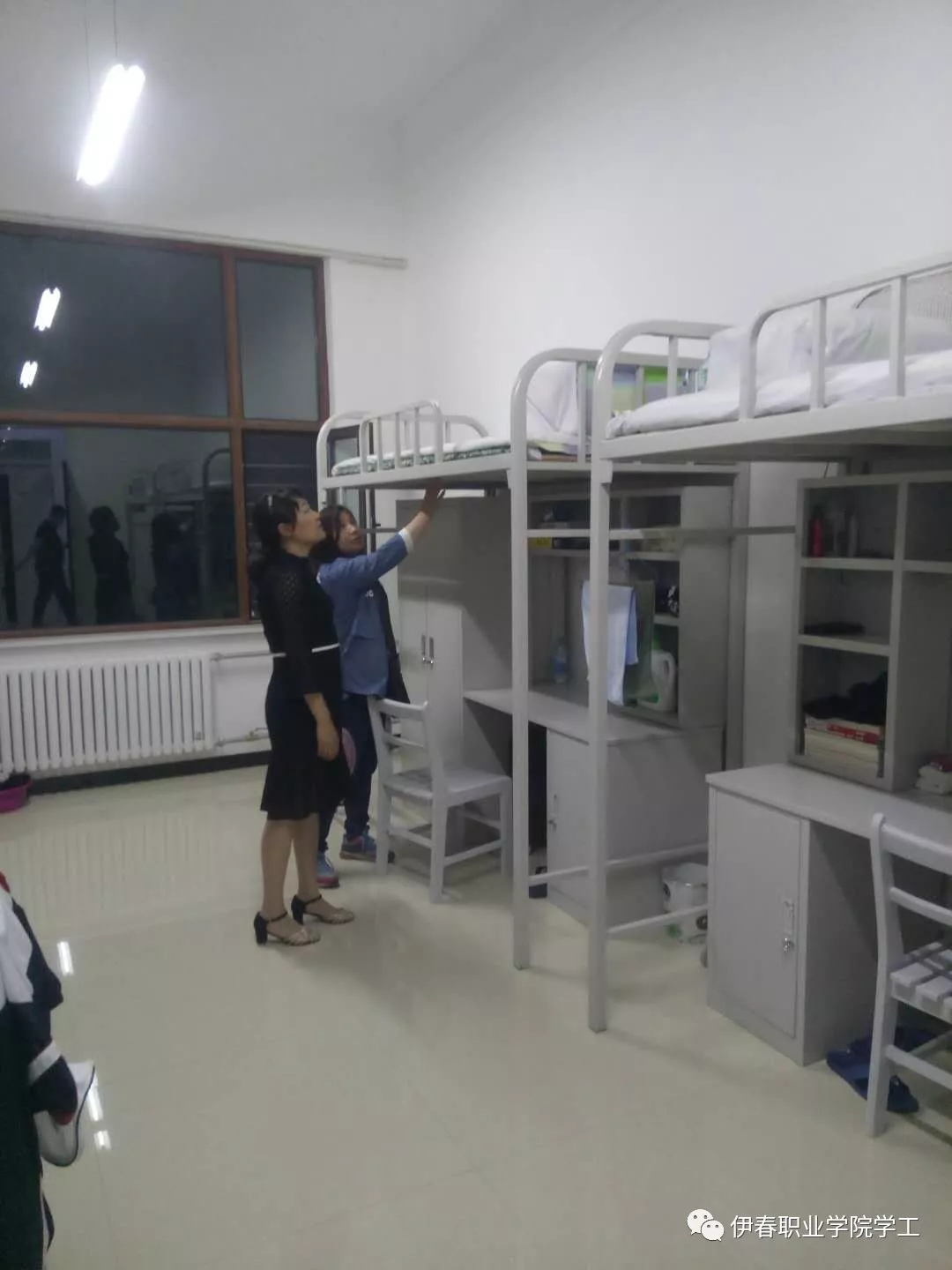 鶯遷喬木_燕入高樓_同心協(xié)力_眾志成城-_我校順利完成第四學生公寓調(diào)整搬遷任務 鶯遷喬木_燕入高樓_同心協(xié)力_眾志成城-_我校順利完成第四學生公寓調(diào)整搬遷任務