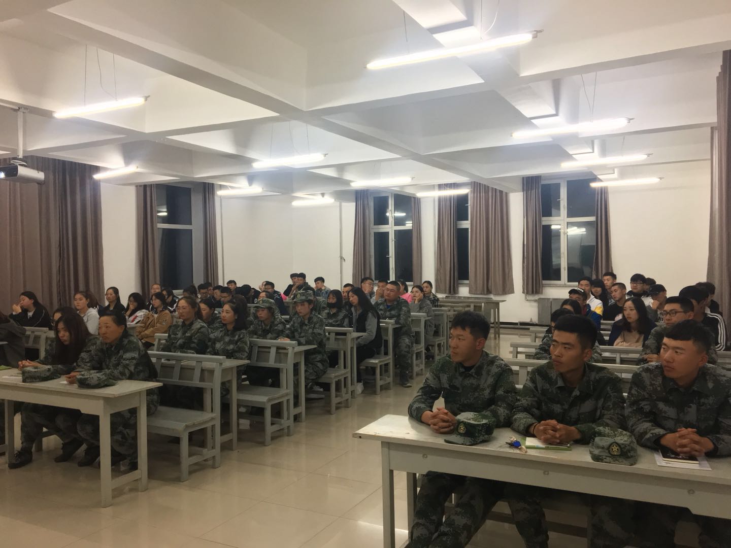 旅游商務(wù)學(xué)院召開“創(chuàng)建無煙校園”動員大會