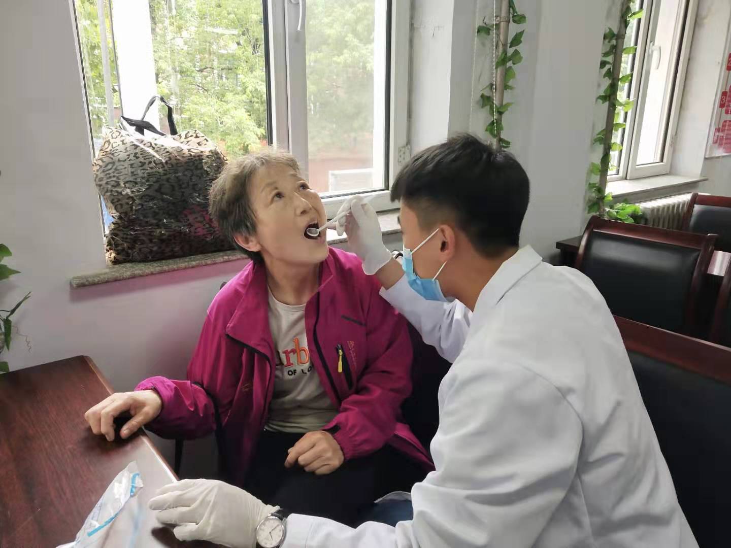 參加“七一”志愿服務(wù)活動(dòng)的同學(xué)們！