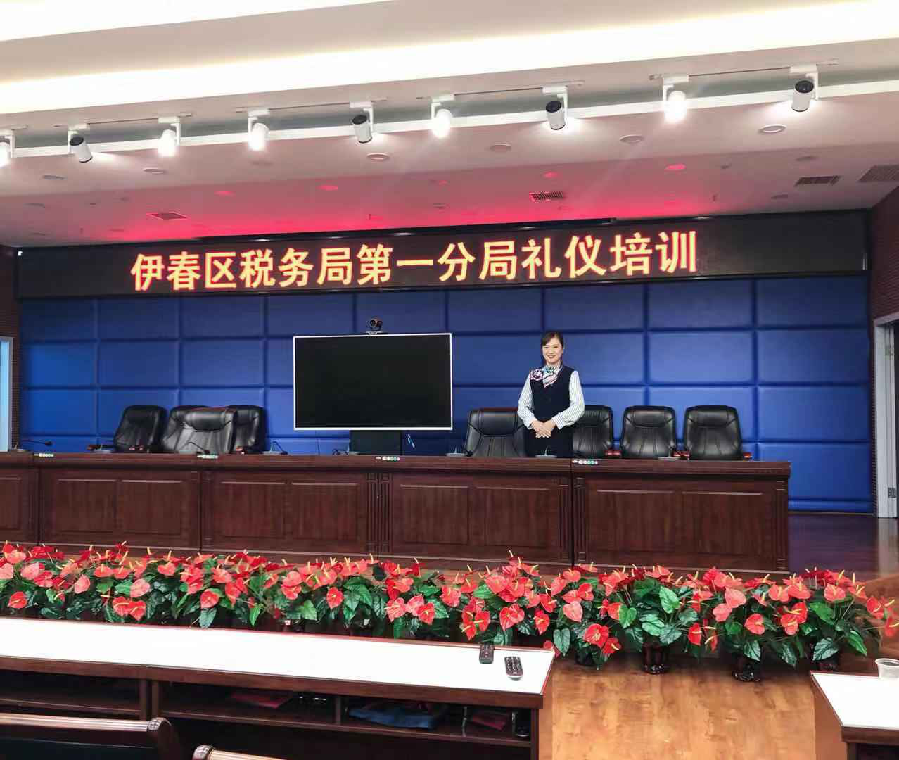 我院禮儀教師為銀行、稅務(wù)等窗口單位進行禮儀培訓(xùn)