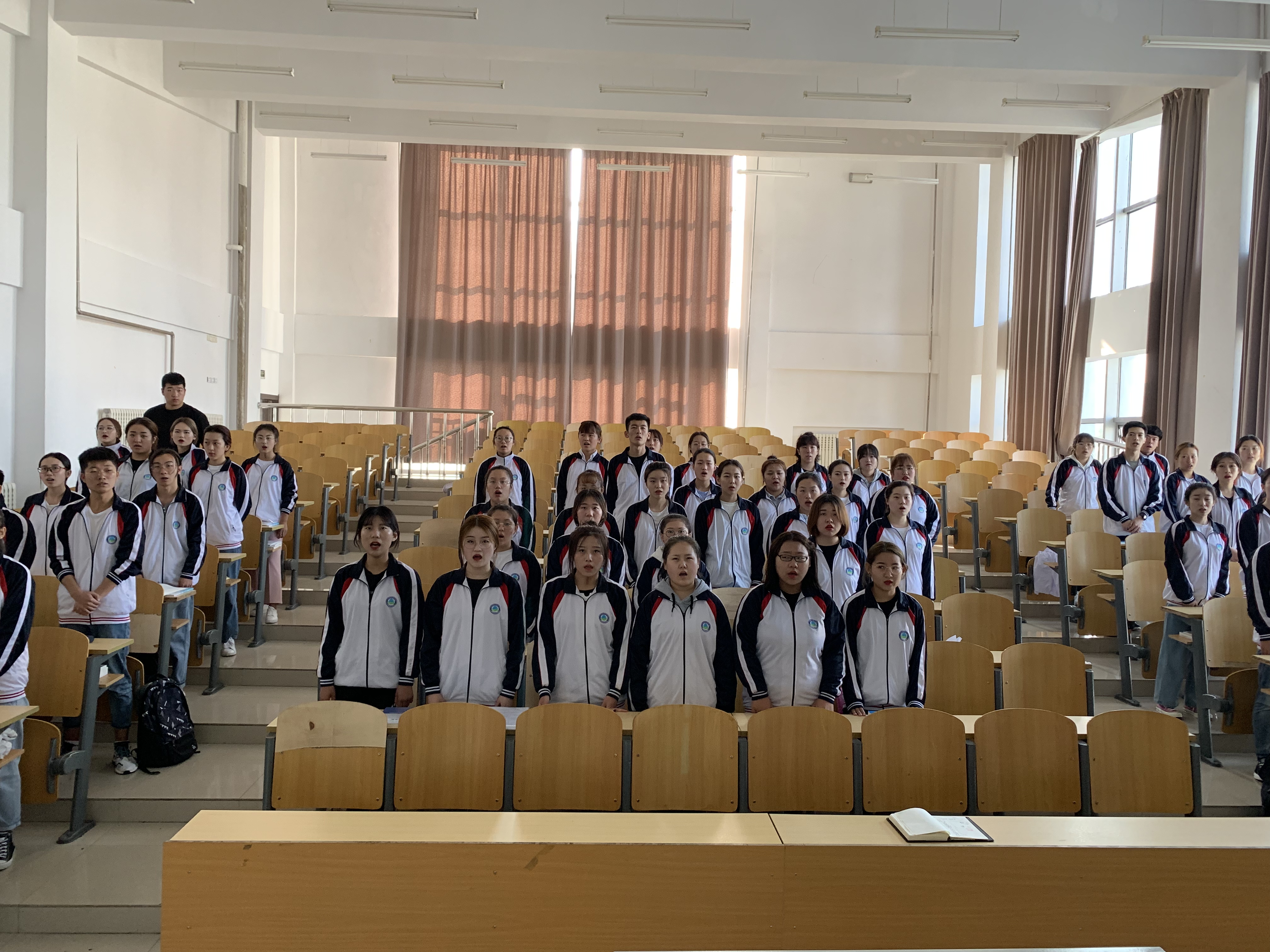 醫(yī)學院課前一支紅歌_歌唱偉大的祖國