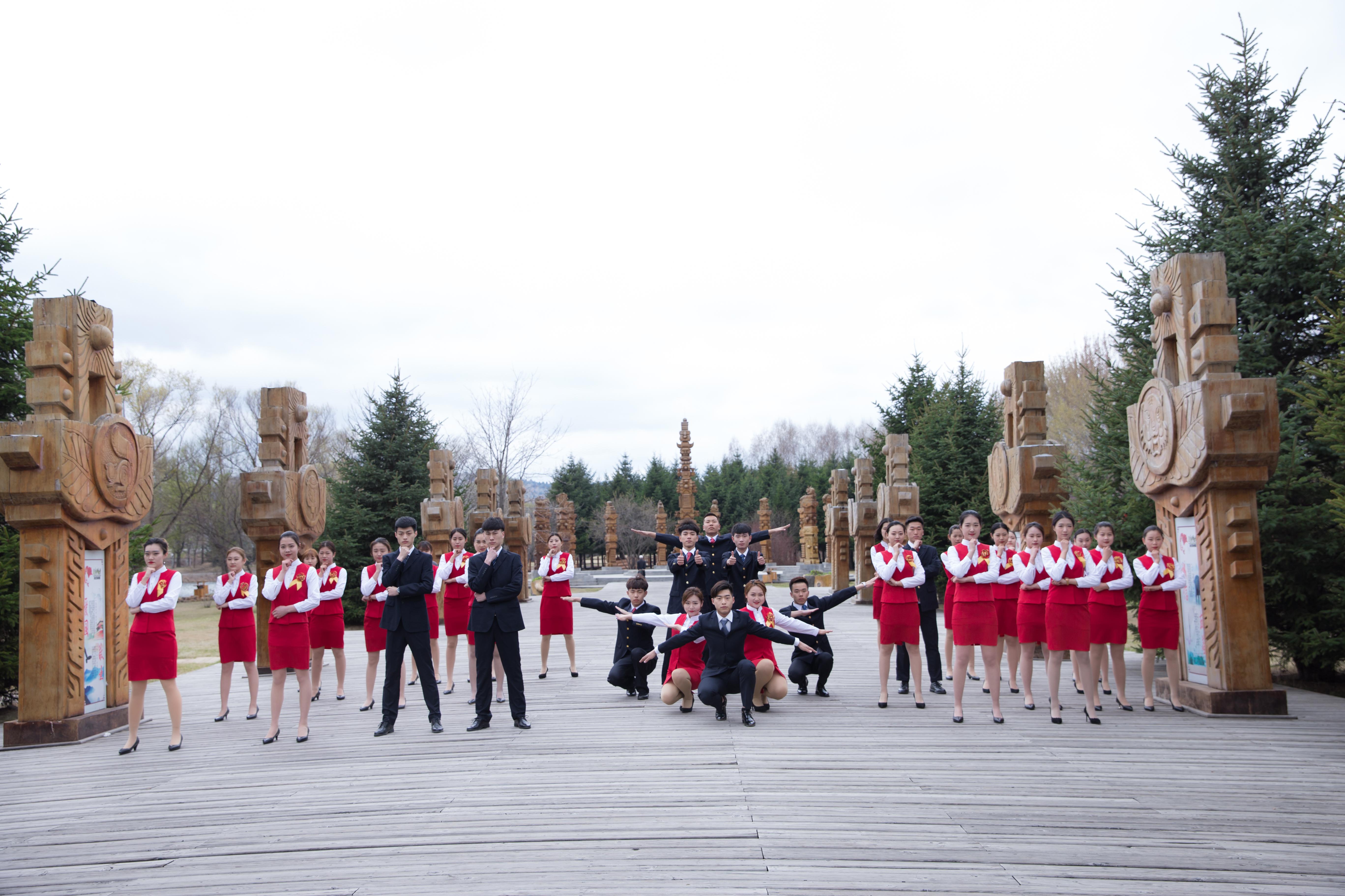 “快閃”之航空、高鐵專業(yè)學(xué)生形象禮儀展示