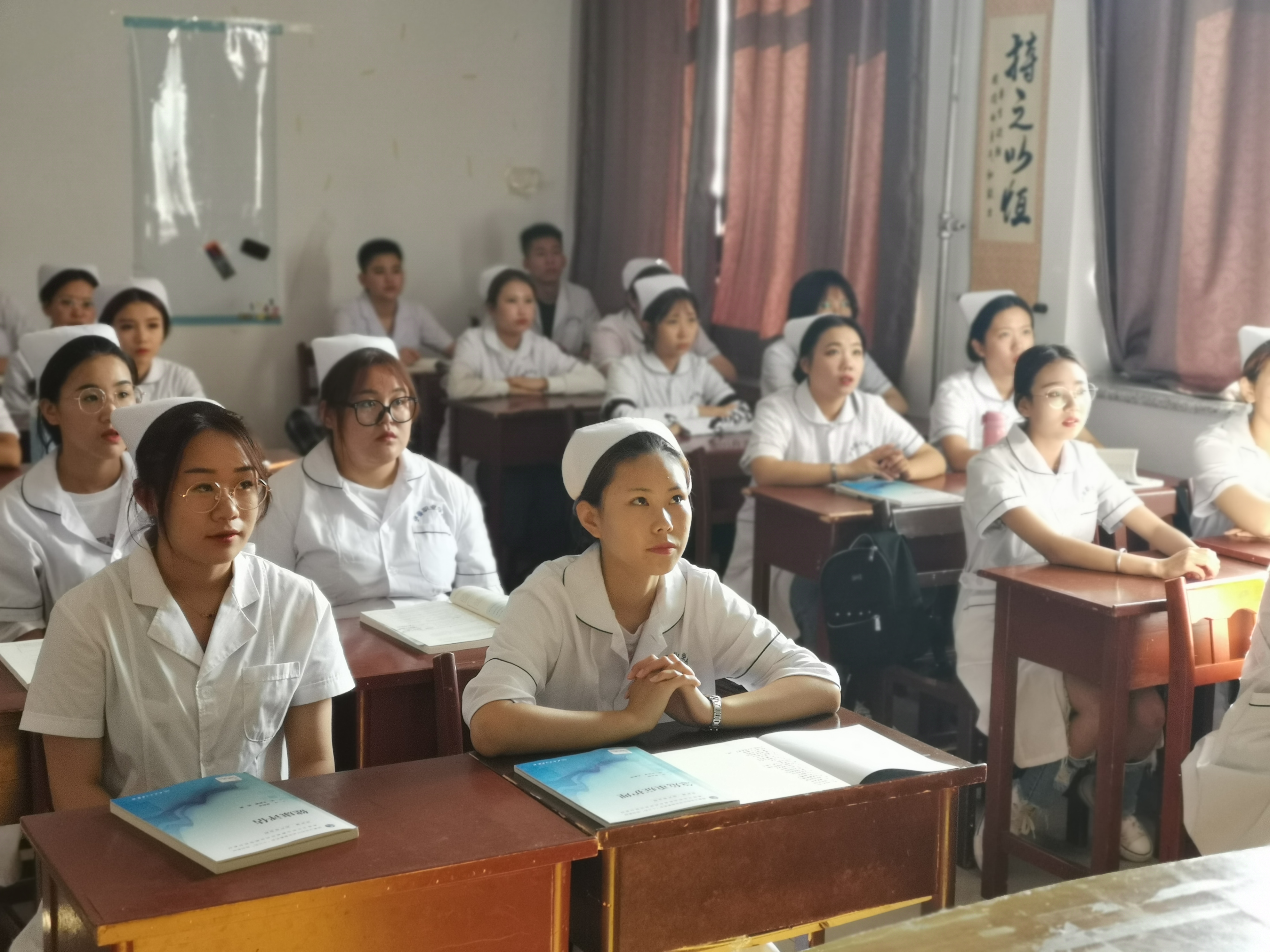 醫(yī)學院課前一支紅歌_歌唱偉大的祖國