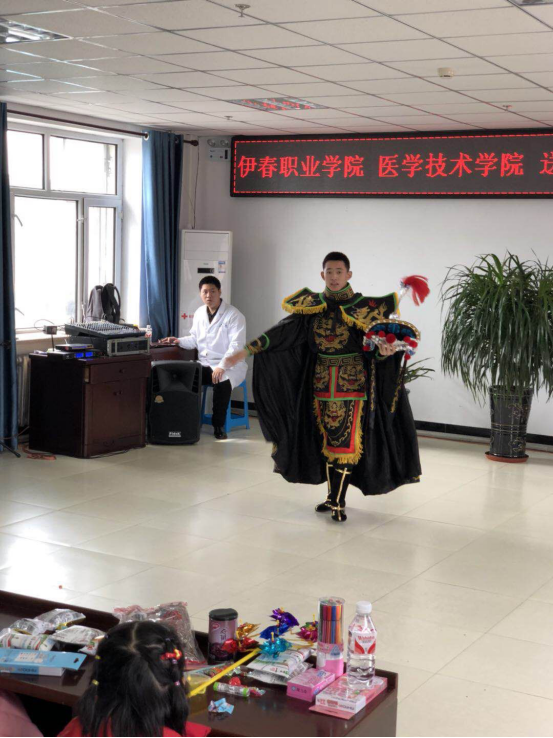 醫(yī)學(xué)技術(shù)學(xué)院開展“送溫暖獻(xiàn)愛心”主題公益活動(dòng)