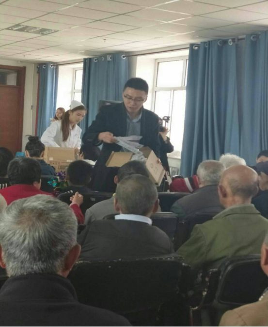 醫(yī)學(xué)技術(shù)學(xué)院開展“送溫暖獻(xiàn)愛心”主題公益活動(dòng)