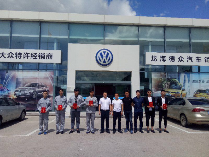 2016級汽修學(xué)生圓滿畢業(yè)