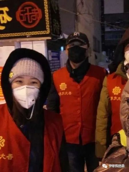 職院學(xué)子用實際行動踐行“雷鋒”精神 職院學(xué)子用實際行動踐行“雷鋒”精神