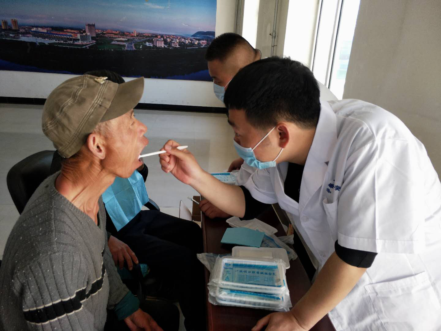 醫(yī)學技術(shù)學院涉外護理班開展“用行動給予關(guān)懷、用服務(wù)獻予愛心”主題公益活動