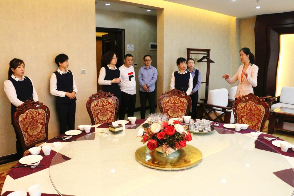 我院禮儀教師為政府和國企進行禮儀培訓(xùn) 我院禮儀教師為政府和國企進行禮儀培訓(xùn)