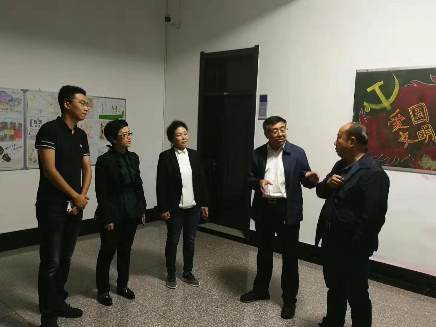 學校領導深入學生一線走訪慰問