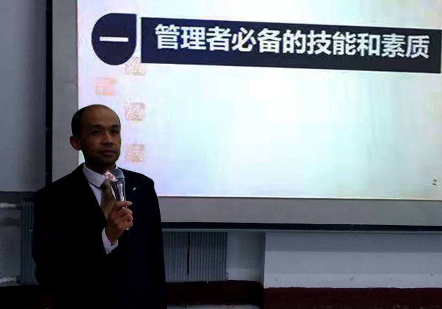 我院教師為伊春市農(nóng)民（林業(yè)職工）教育培訓(xùn)班做電子商務(wù)、企業(yè)管理培訓(xùn)