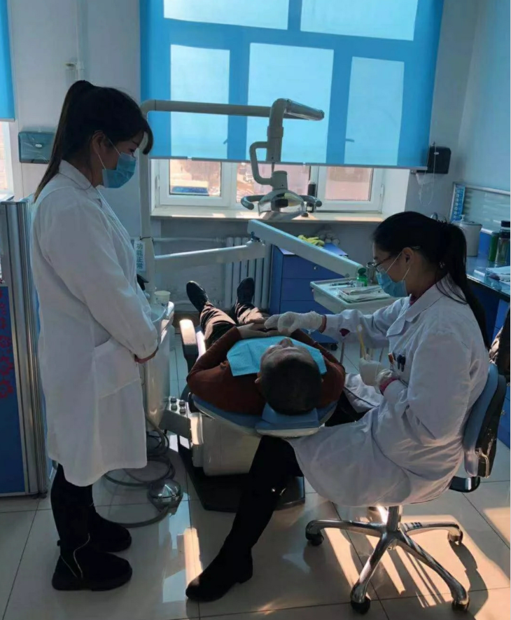 課間見習(xí)中的口腔班學(xué)生
