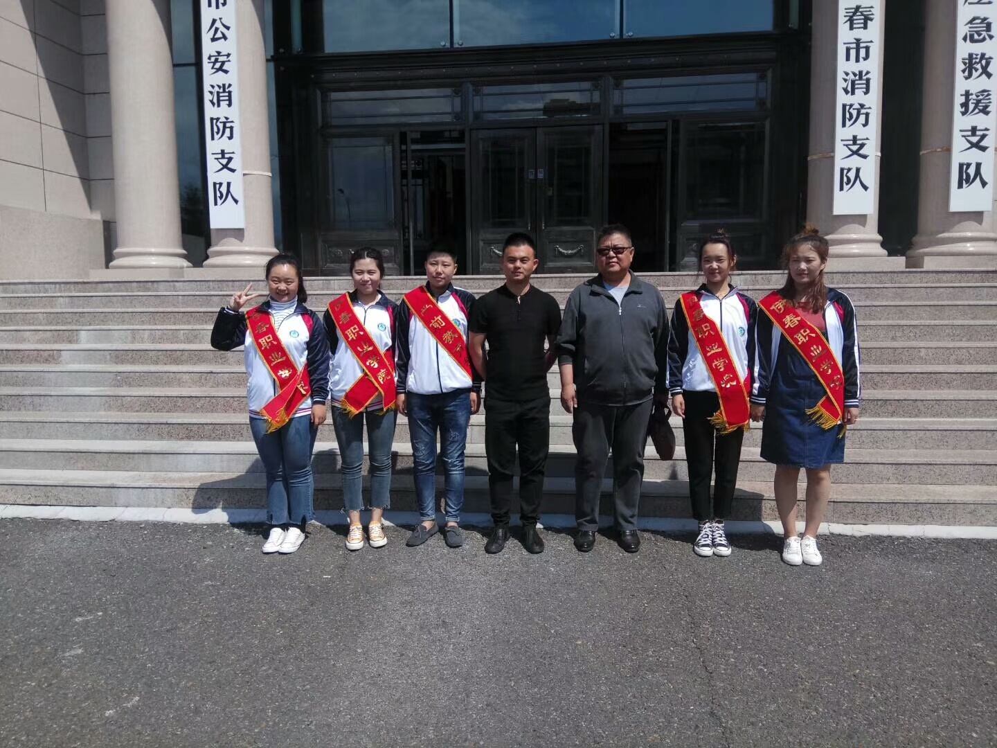 端午節(jié)為留守兒童包粽子