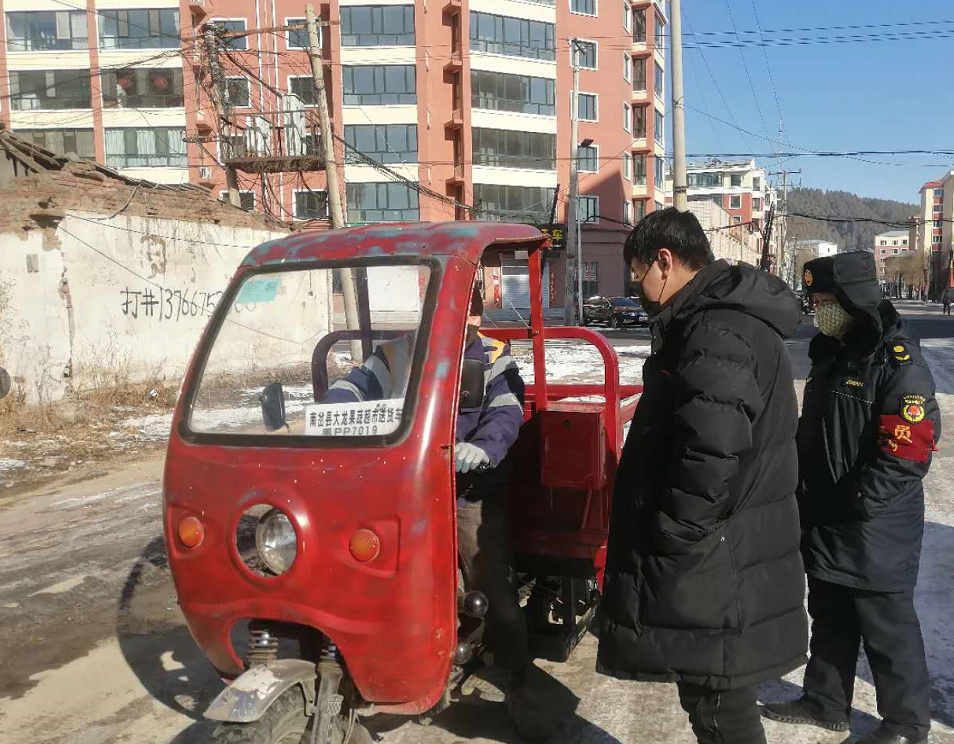 大學生志愿者勇?lián)擾_為疫情防控貢獻青春力量