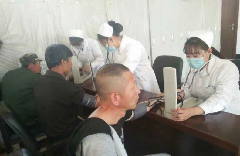 醫(yī)學技術(shù)學院涉外護理班開展“用行動給予關(guān)懷、用服務(wù)獻予愛心”主題公益活動