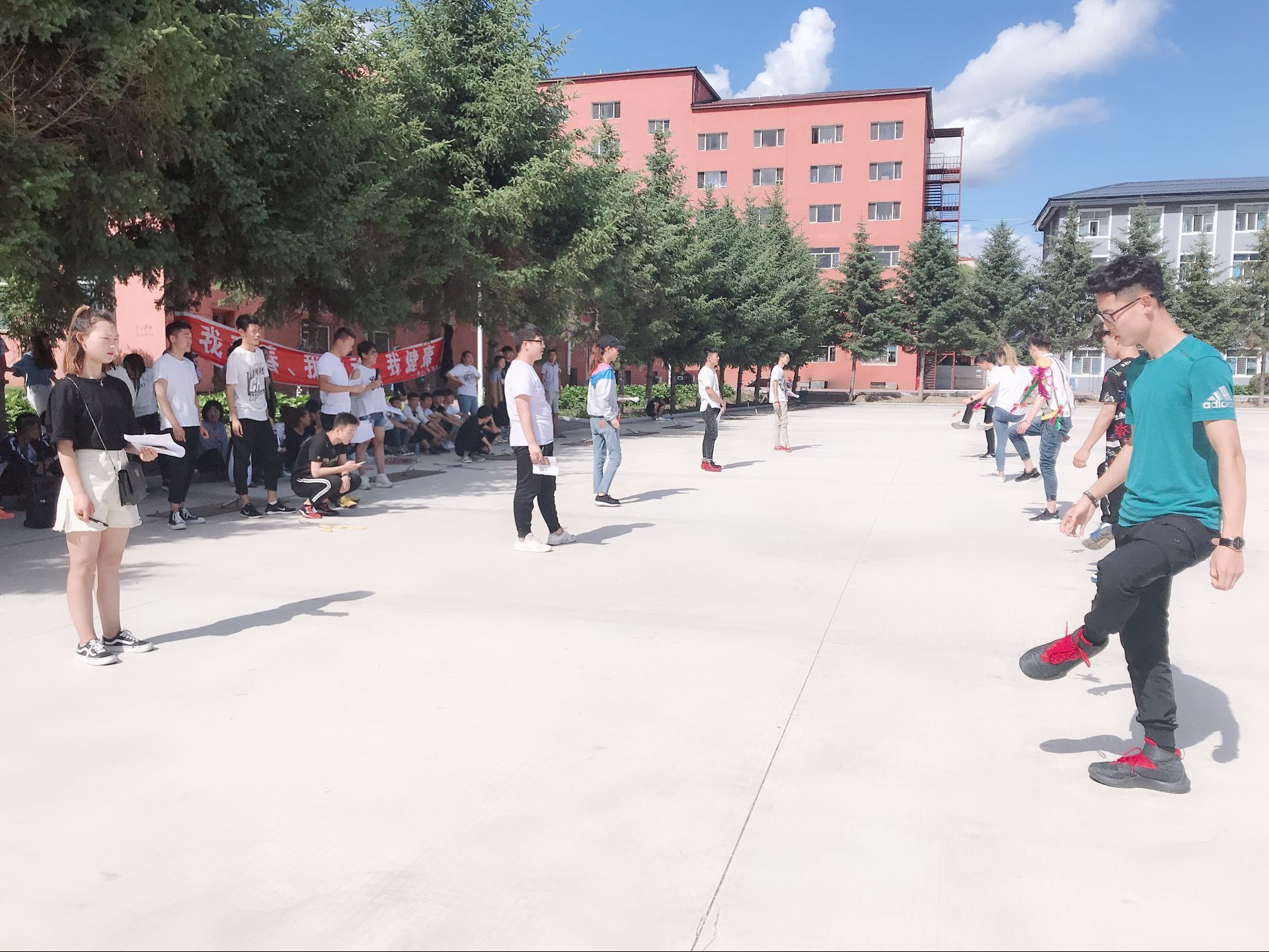 旅游商務(wù)學(xué)院舉辦毽球跳繩大賽