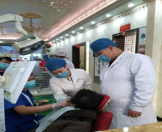 課間見習(xí)中的口腔班學(xué)生