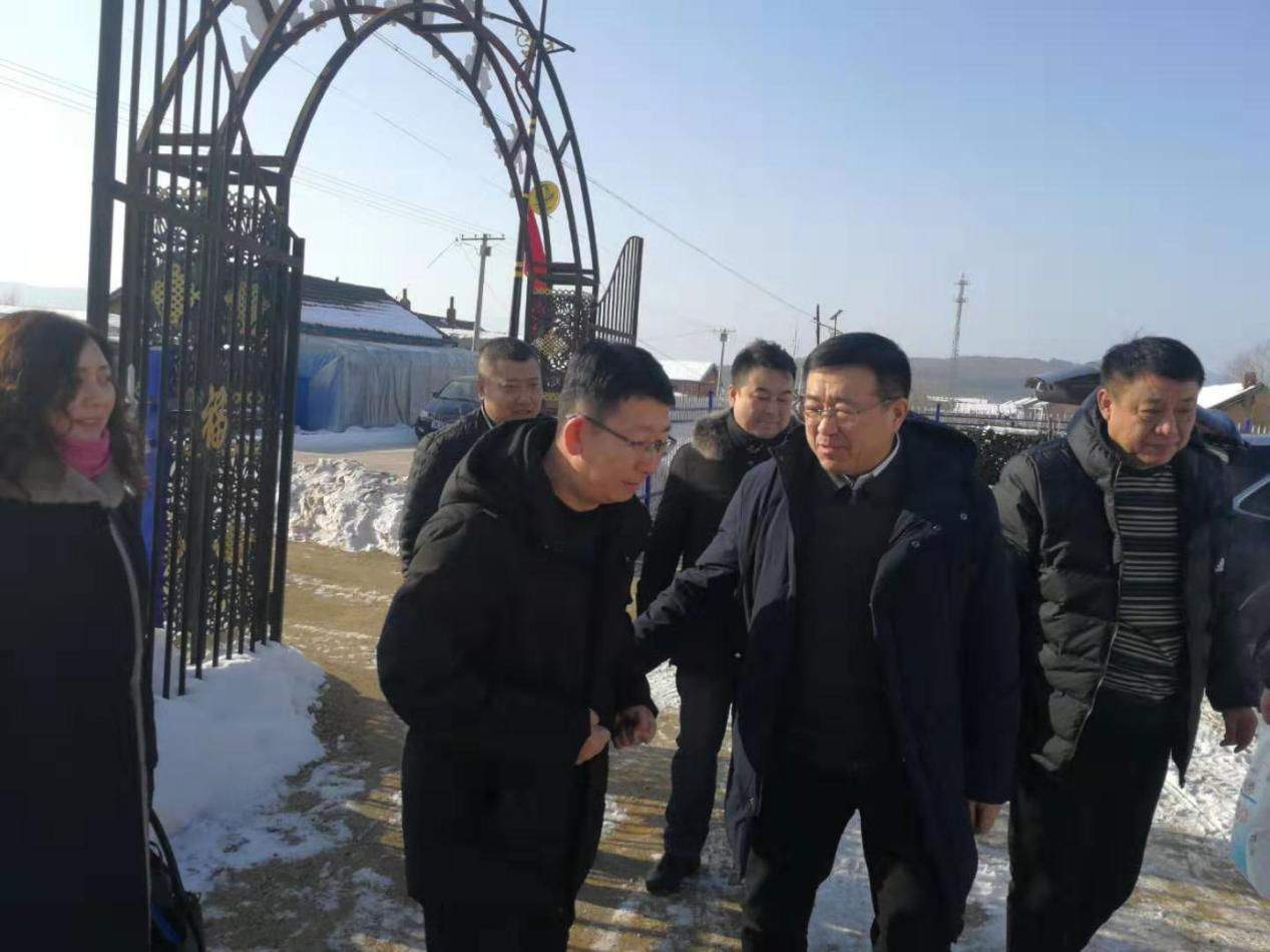 走訪看望貧困戶__助推精準(zhǔn)扶貧