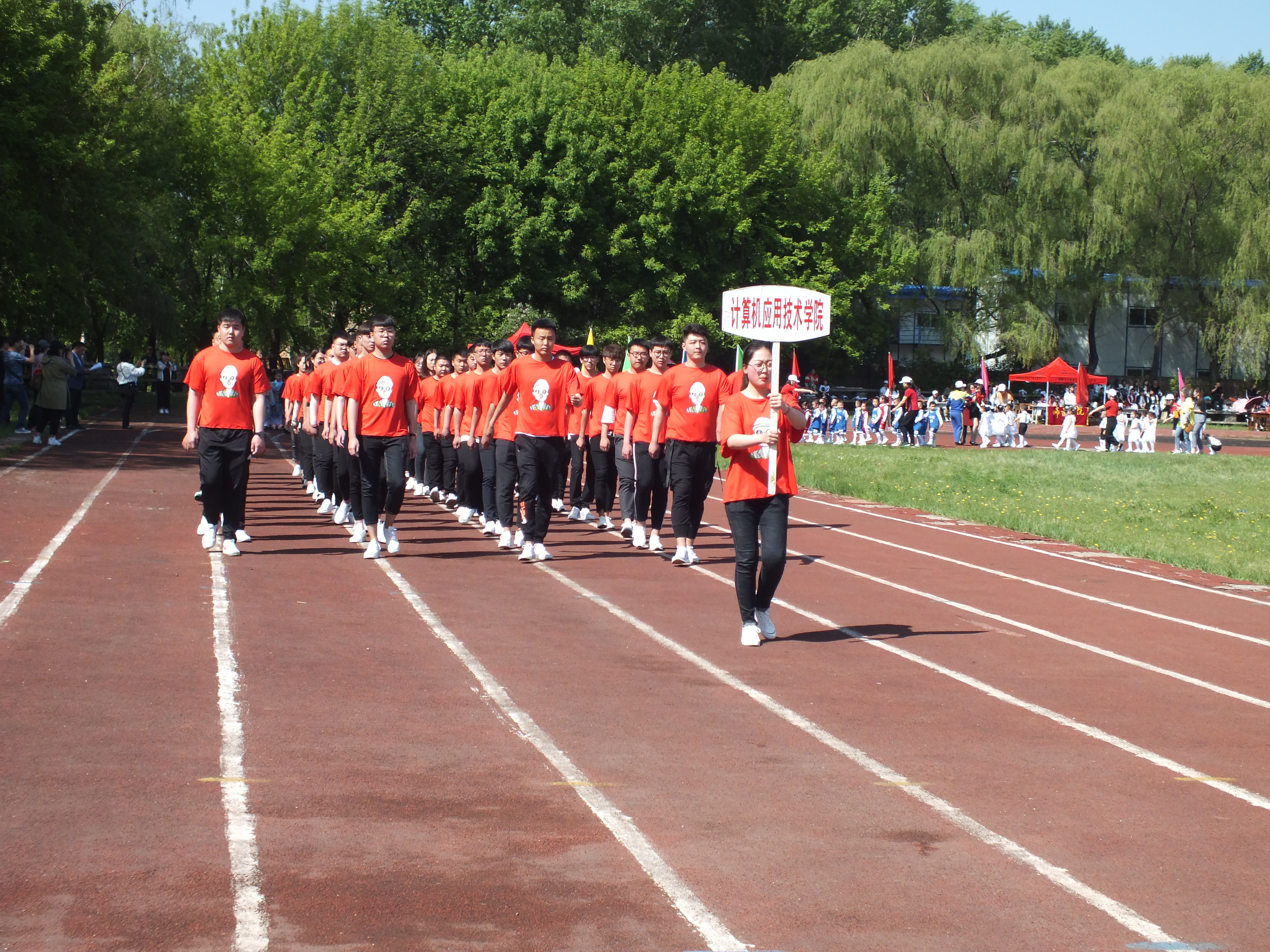 伊春職業(yè)學(xué)院成功舉辦第十二屆運(yùn)動(dòng)會(huì) 伊春職業(yè)學(xué)院成功舉辦第十二屆運(yùn)動(dòng)會(huì)