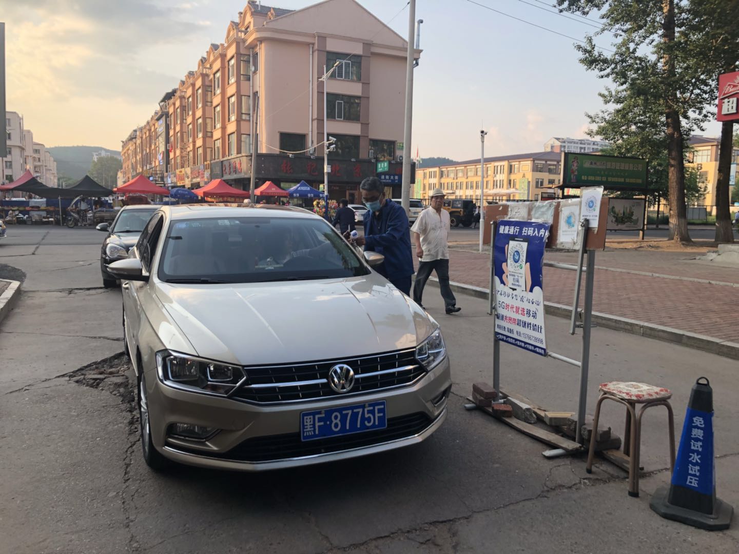 我校啟動(dòng)值守社區(qū)卡口工作以實(shí)際行動(dòng)向黨的生日獻(xiàn)禮