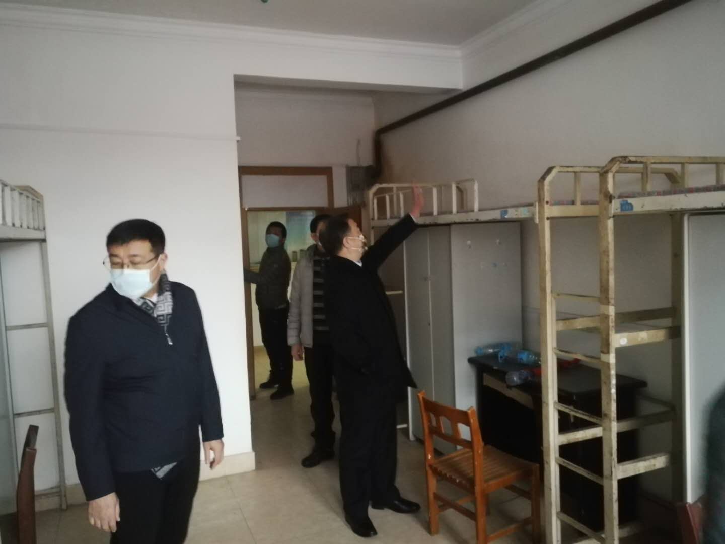 校領(lǐng)導(dǎo)走訪(fǎng)慰問(wèn)留學(xué)生_檢查疫情防控工作落實(shí)情況
