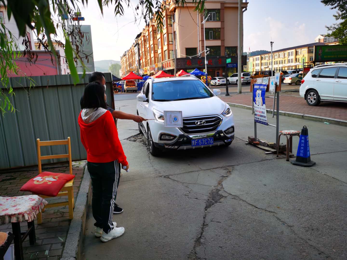 我校啟動(dòng)值守社區(qū)卡口工作以實(shí)際行動(dòng)向黨的生日獻(xiàn)禮