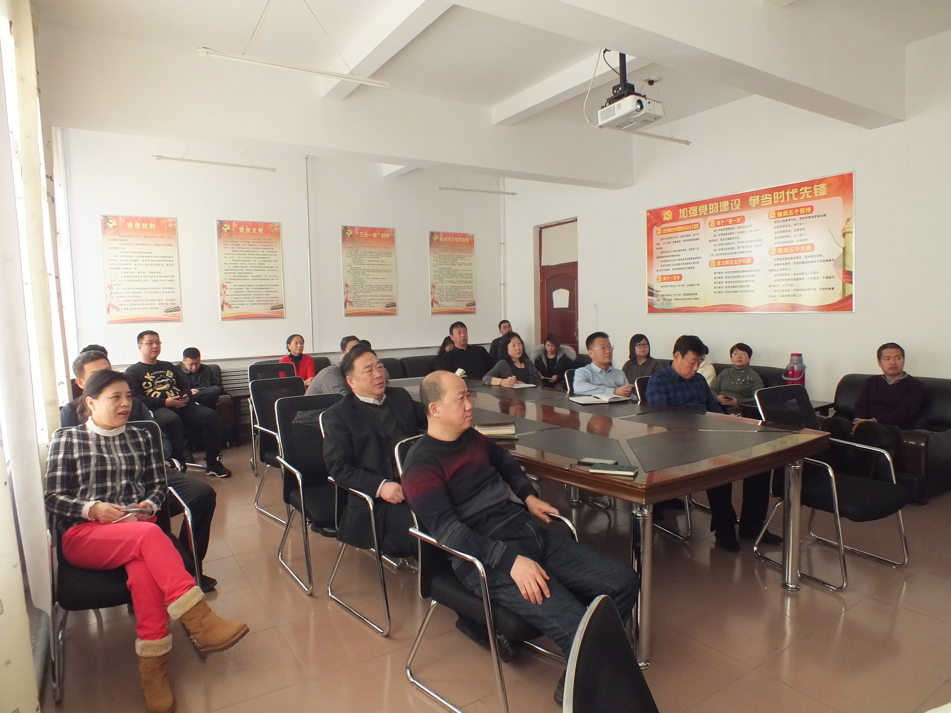 伊春職業(yè)學院師生收看慶祝改革開放40周年大會直播