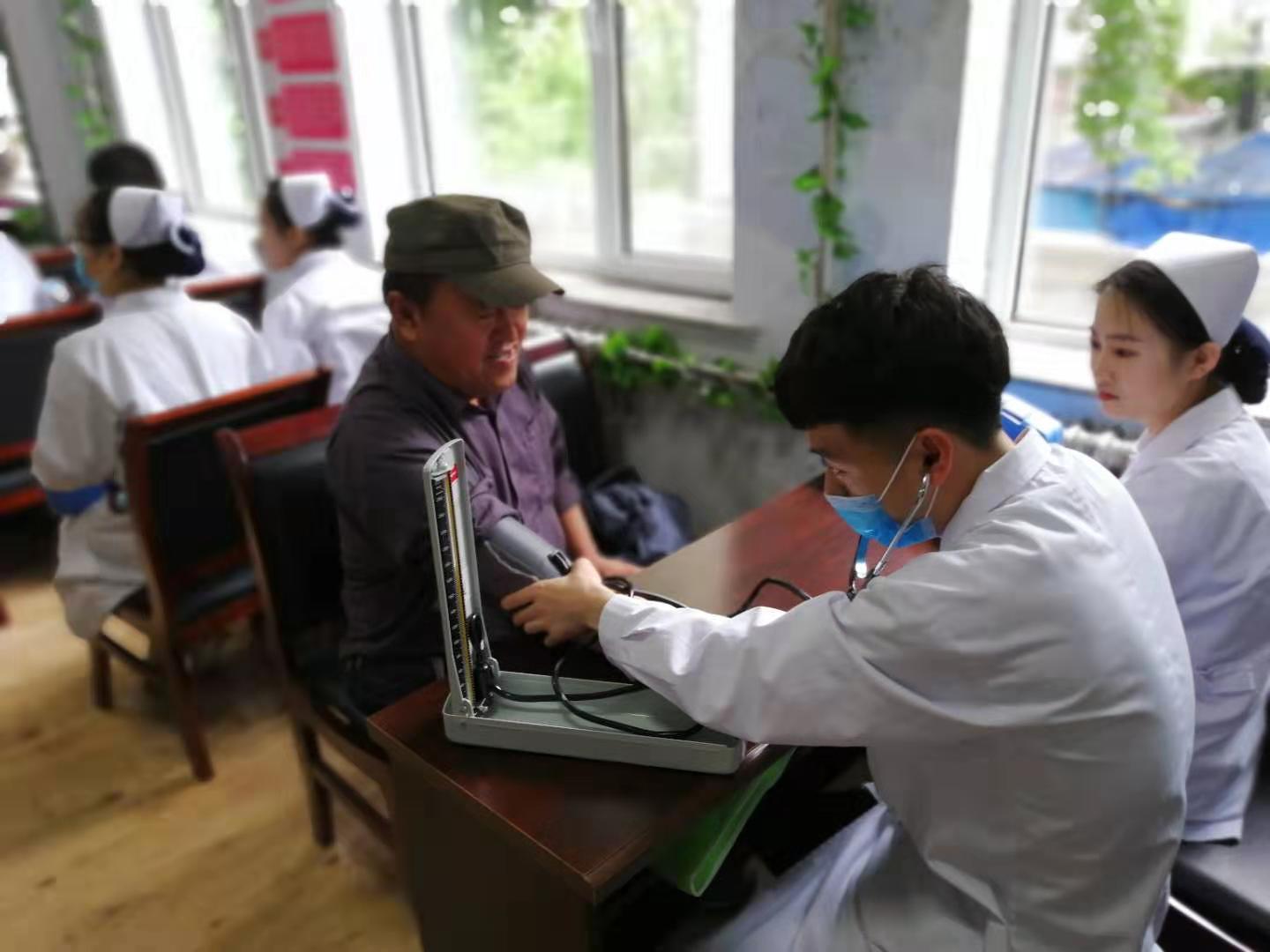 參加“七一”志愿服務(wù)活動(dòng)的同學(xué)們！