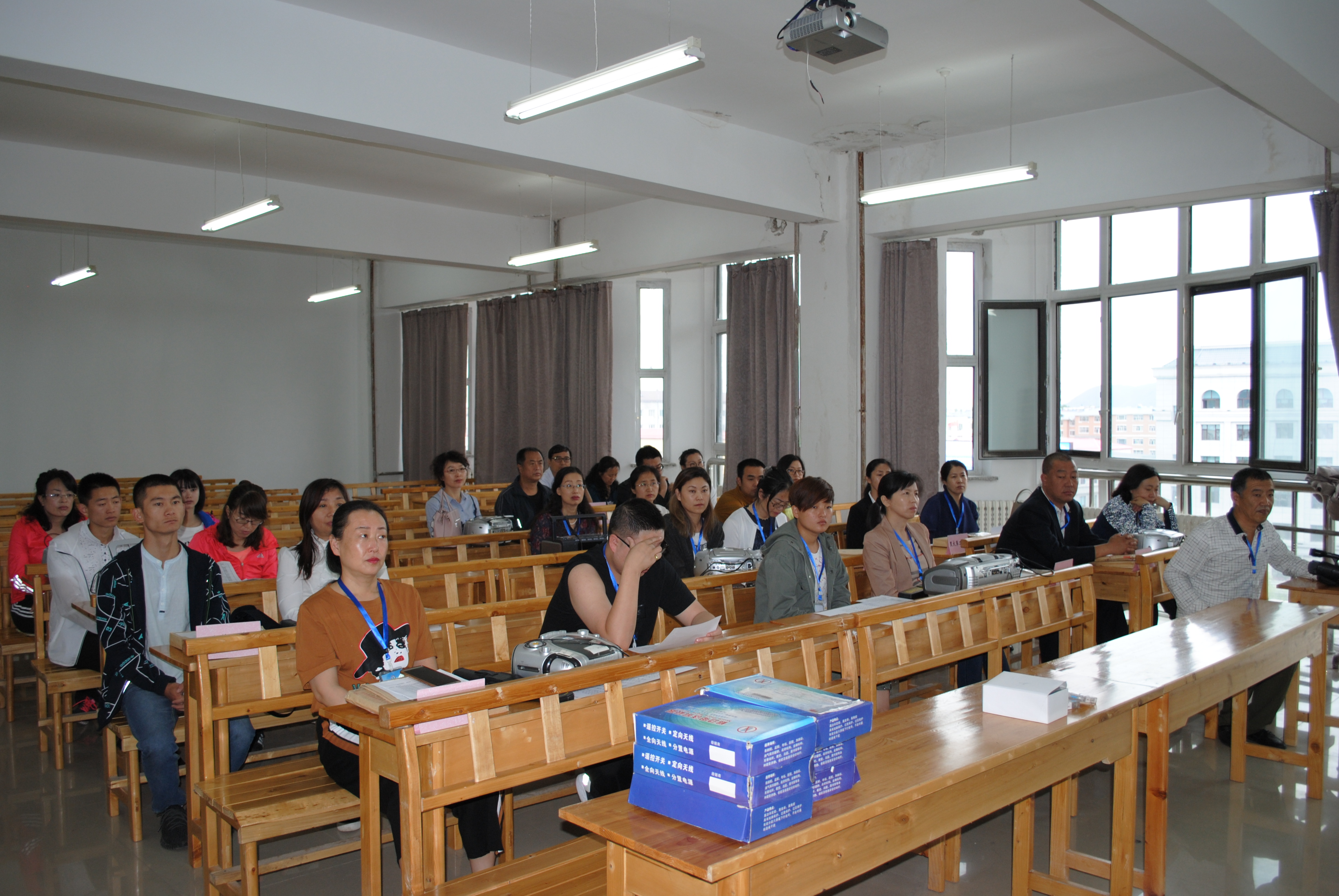 我院圓滿(mǎn)完成2018上半年大學(xué)外語(yǔ)四六級(jí)和英語(yǔ)應(yīng)用能力考試工作 我院圓滿(mǎn)完成2018上半年大學(xué)外語(yǔ)四六級(jí)和英語(yǔ)應(yīng)用能力考試工作