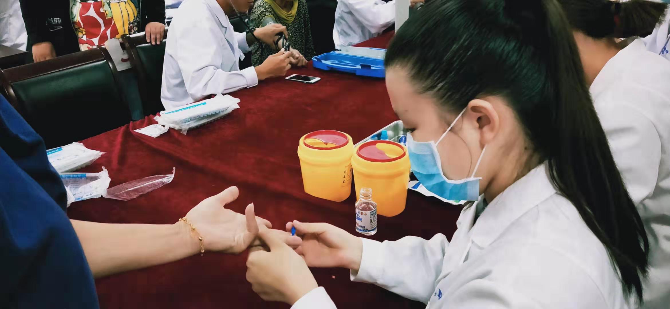 參加“七一”志愿服務(wù)活動(dòng)的同學(xué)們！