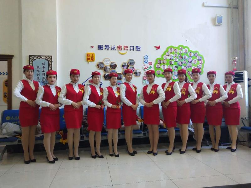 我院學(xué)生為“生態(tài)旅游·伊春號(hào)”旅游文化列車開行儀式提供志愿禮儀服務(wù)