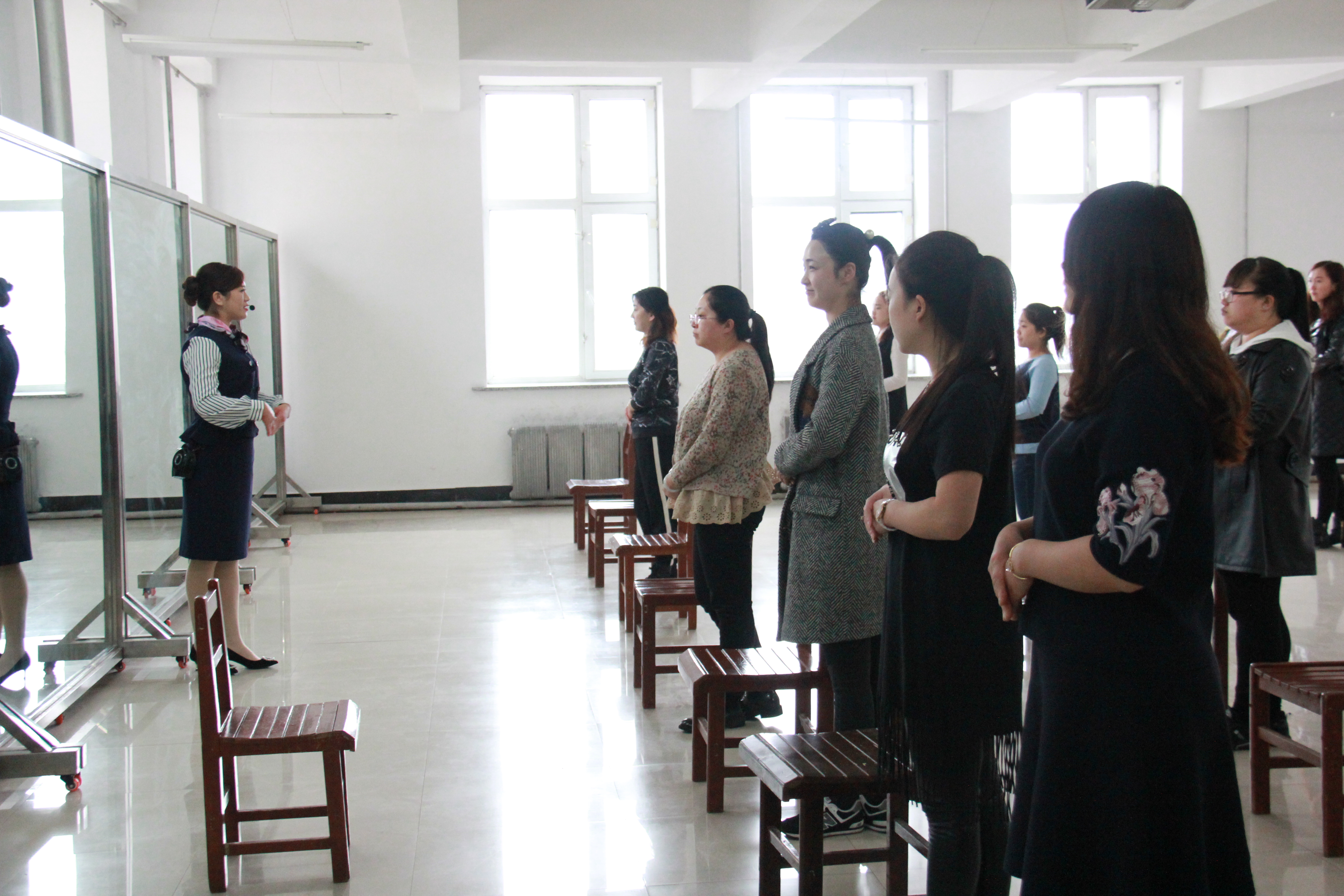 我院為伊春市行政資源中心進(jìn)行政務(wù)禮儀培訓(xùn)