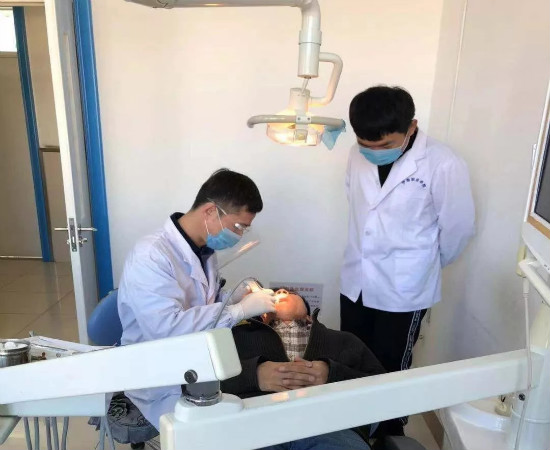 課間見習(xí)中的口腔班學(xué)生