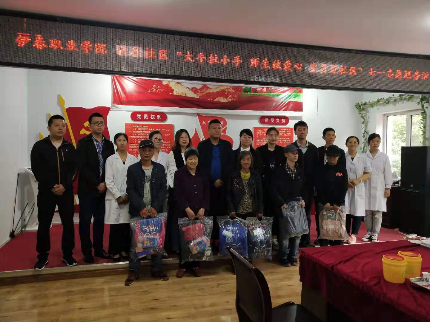 參加“七一”志愿服務(wù)活動(dòng)的同學(xué)們！