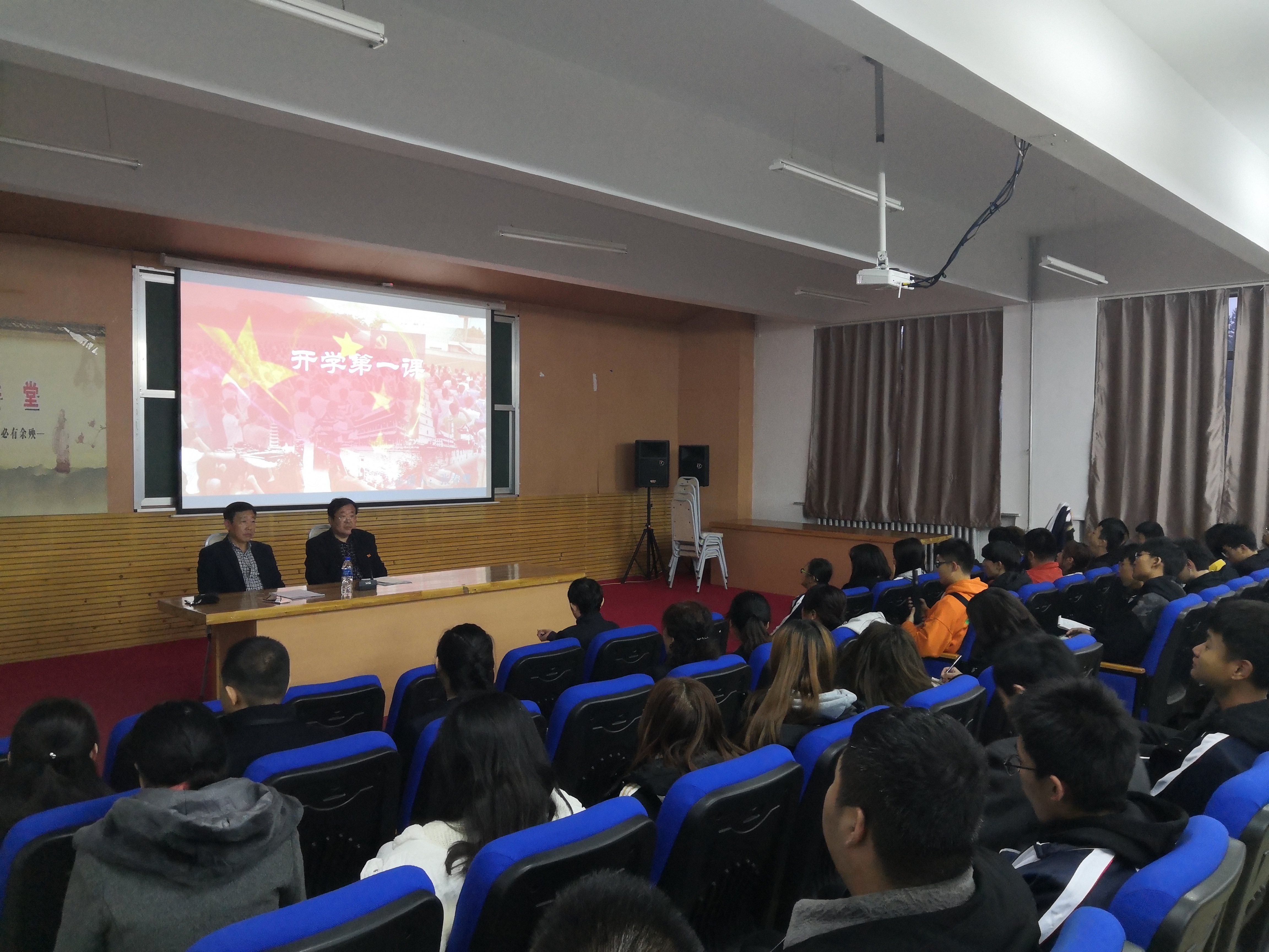 《開學(xué)第一課》—學(xué)校黨委委員張春鷹深入計(jì)算機(jī)學(xué)院上思政課 《開學(xué)第一課》—學(xué)校黨委委員張春鷹深入計(jì)算機(jī)學(xué)院上思政課