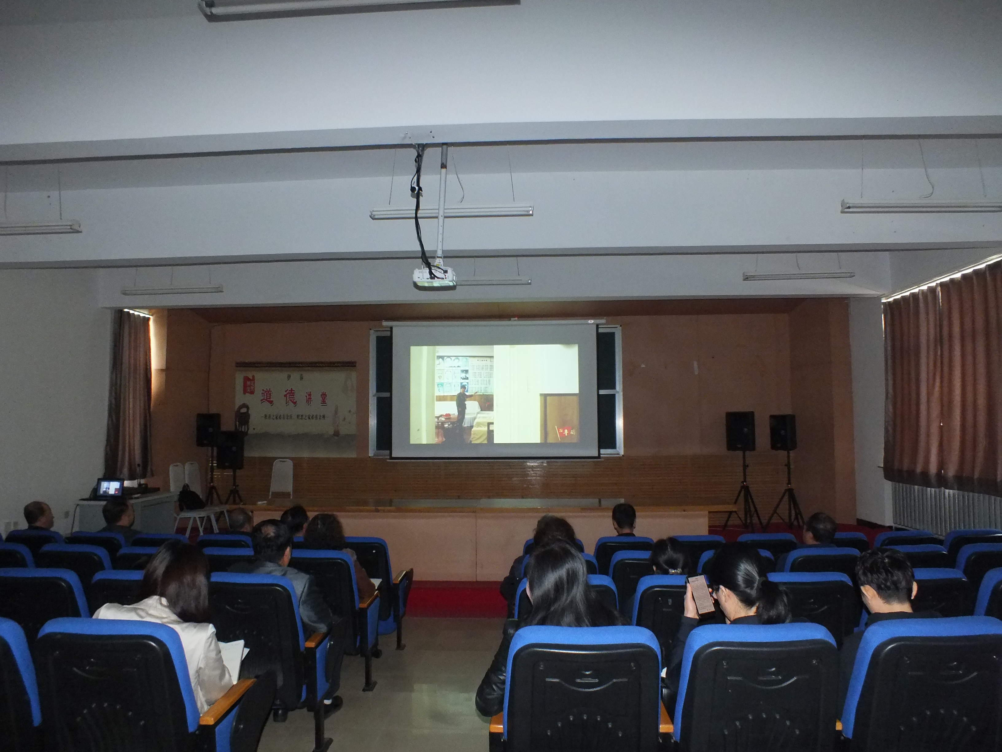 伊春職業(yè)學(xué)院黨委班子開展“不忘初心，牢記使命”主題教育讀書班暨黨委理論學(xué)習(xí)中心組第十次集體學(xué)習(xí)