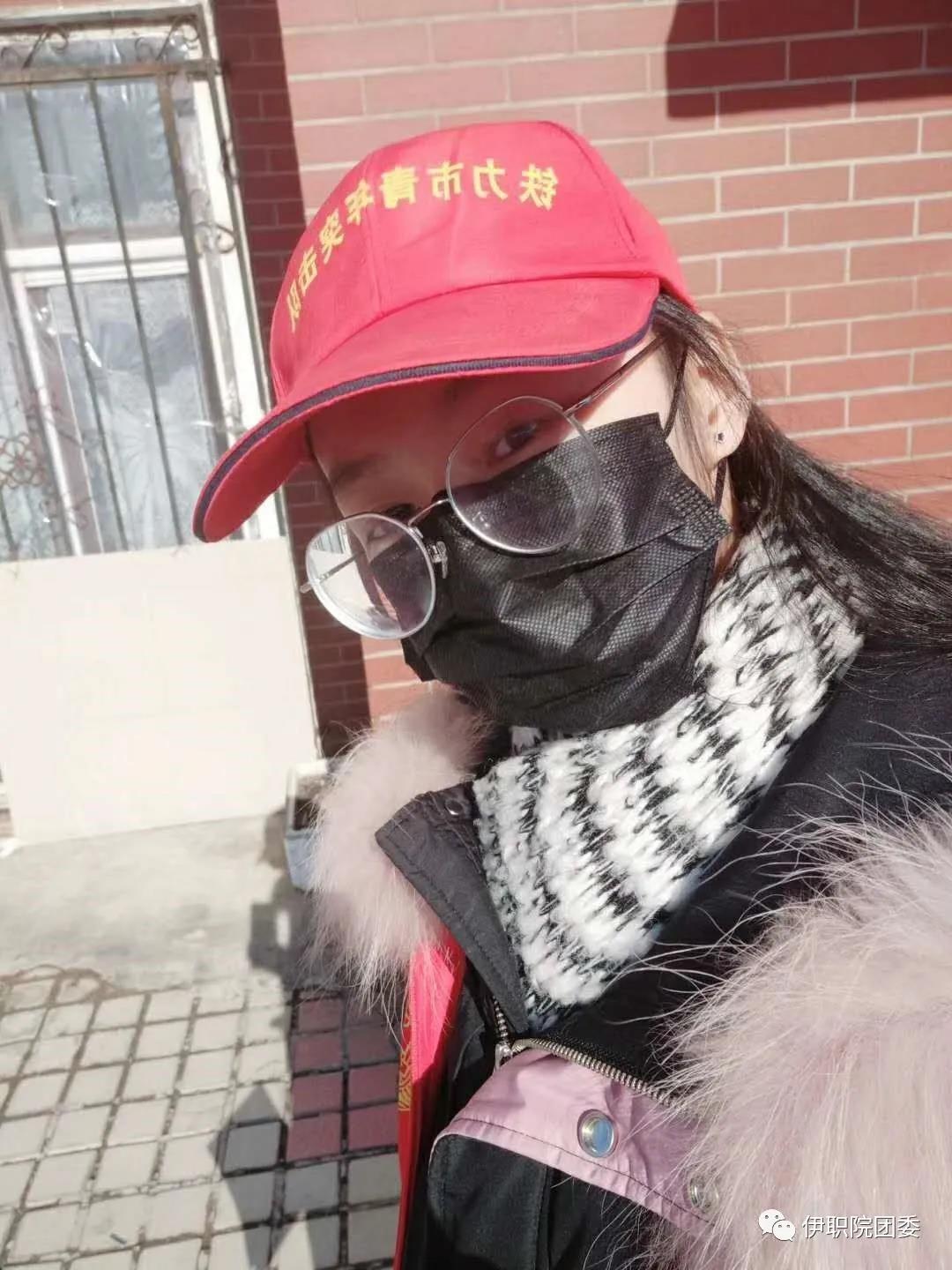 職院學(xué)子用實際行動踐行“雷鋒”精神 職院學(xué)子用實際行動踐行“雷鋒”精神