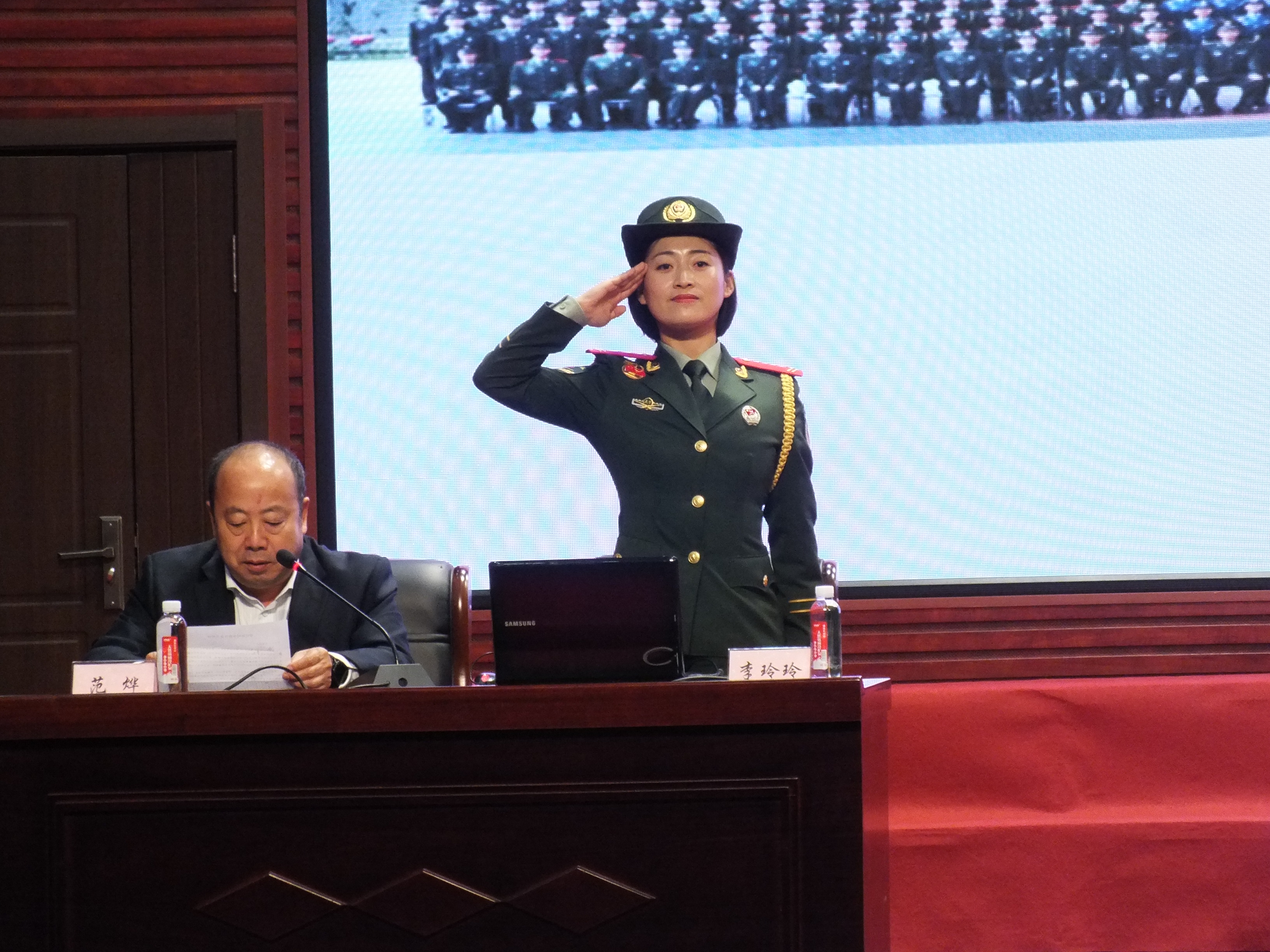 颯爽英姿五尺槍__曙光初照演兵場——參加國慶閱兵女兵方陣隊員李玲玲榮歸母校紀(jì)實