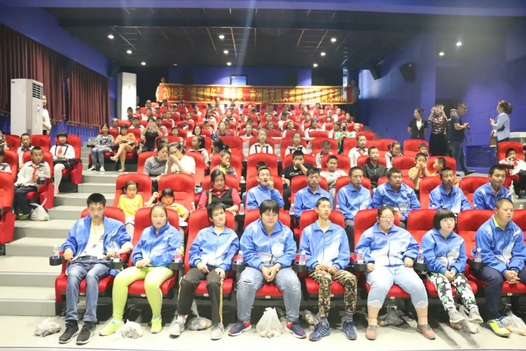 端午節(jié)為留守兒童包粽子