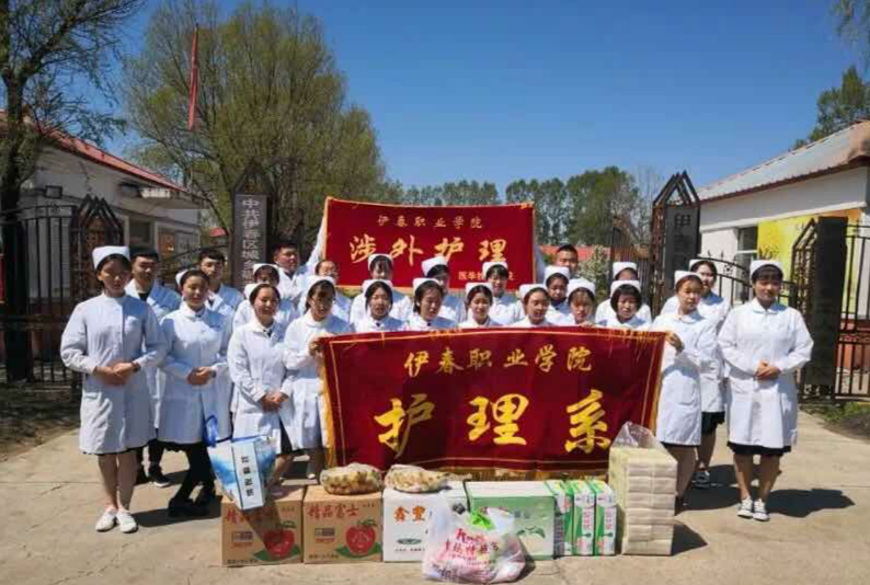 醫(yī)學技術(shù)學院涉外護理班開展“用行動給予關(guān)懷、用服務(wù)獻予愛心”主題公益活動