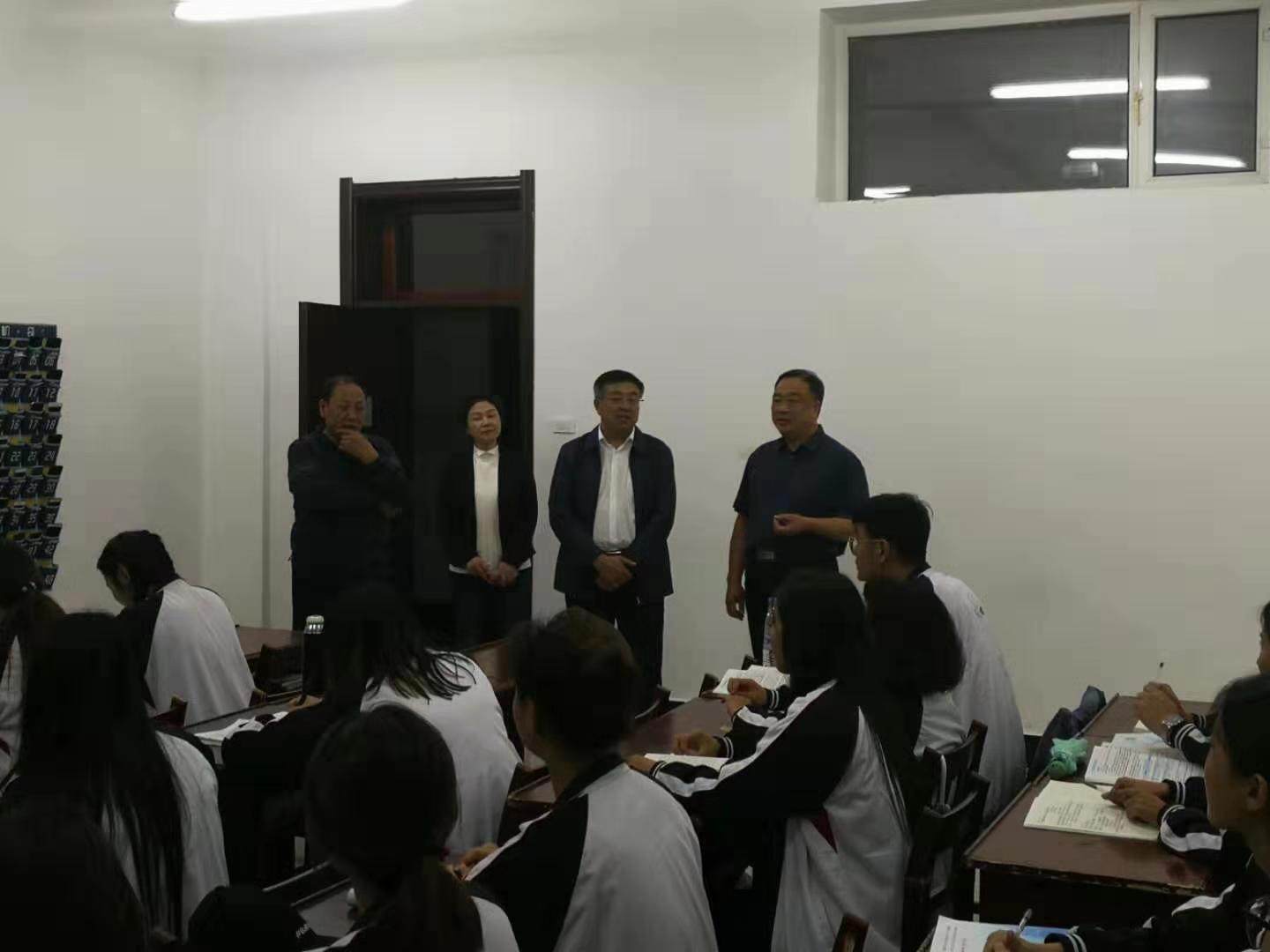 學校領導深入學生一線走訪慰問