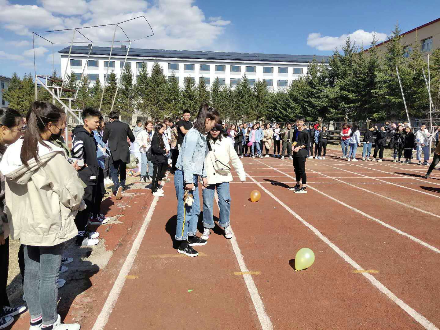 伊春職業(yè)學(xué)院開(kāi)展“娛樂(lè)身心,激揚(yáng)青春”趣味運(yùn)動(dòng)會(huì)活動(dòng) 伊春職業(yè)學(xué)院開(kāi)展“娛樂(lè)身心,激揚(yáng)青春”趣味運(yùn)動(dòng)會(huì)活動(dòng)