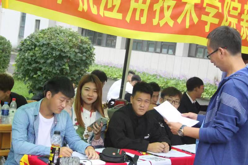 以亮點特色迎新生入學(xué)_用貼心服務(wù)贏新生之心